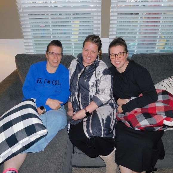 Hi! I’m Krystine! Always looking for bundles to buy! Ladies clothes from xs-xl. - Picture 2 of 11